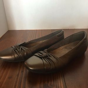 Clarks size 7 flat metallic shoes